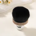Dettaglio della fascia con strass e della base argentata del pennello per trucco a fungo - Oro champagne