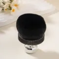 Dettaglio di un grande pennello da cipria a fungo con manico in strass neri di lusso. - Nero