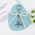Elegante portachiavi con fiocco di perle e ciondolo a cuore d'argento per decorare borse - Stile Cuore con Fiocco di Perle / Bianco