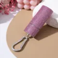 Detailansicht des funkelnden pinkfarbenen Strass-Zigarettenetui-Schlüsselanhängers mit Clip. - Rosa