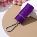 Nahaufnahme des lila Strass-Zylinderbehälters mit silbernem Karabiner-Schlüsselanhänger - Lila