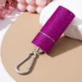 Nahaufnahme eines tragbaren violetten Strass-Zigarettenetuis Schlüsselanhänger mit Haken - Fuchsia