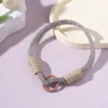 Nahaufnahme der glitzernden silbernen Strasskette mit strapazierfähiger beiger Kordel. - Rhinestone Phone Wristlet / Khaki