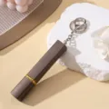 Détail d'un atomiseur de parfum portable de 12 ml avec porte-clés métallique - Brun Foncé