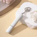 Détail d'un atomiseur de parfum argenté de 12 ml avec porte-clés métallique - Blanc