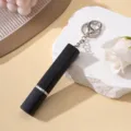 Vue détaillée d'un flacon vaporisateur de parfum noir mat de 12 ml avec porte-clés - Noir