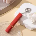 Vue détaillée du vaporisateur de parfum rouge 12 ml avec un porte-clés argenté attaché - Rouge