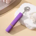 Vue détaillée d'un flacon atomiseur de parfum violet de 12 ml avec porte-clés en métal - Violet
