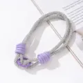 Detailansicht der luxuriösen lila Strass-Handy-Handschlaufe mit sicherem runden Metallclip - Rhinestone Phone Wristlet / Lila