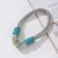 Nahaufnahme der funkelnden, kristallbesetzten Handystraps mit türkisfarbenen Kordeln. - Rhinestone Phone Wristlet / Seeblau