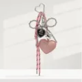 Primo piano di un ciondolo per borsa a cuore rosa con catena di perle e pendente Photo Frame. - Rosa