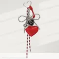Vista dettagliata del ciondolo per borsa a cuore rosso con fiocco di perline argento - Rosso