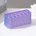 Dettaglio di un porta pennelli da trucco in acrilico viola con strass e ventisei fori - Viola AB