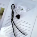 Portachiavi chic in corda intrecciata bianca e nera con ciondolo a cuore per borse - Cuore nero