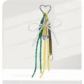 Farbenfroher geflochtener Taschenanhänger mit eleganter Perlenbogen und Herzclip - Gelbgrün