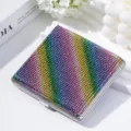 Detalle de cerca de una pitillera de metal con incrustaciones de diamantes de arcoíris. - Multicolor
