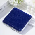 Primer plano de una pitillera de pedrería azul brillante con marco de metal plateado - Azul zafiro