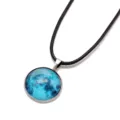 Collana con ciondolo cabochon in vetro luna blu luminosa con cordino in pelle nera - Serie Nebulosa (N0610) / Cielo Stellato Blu
