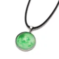 Collana con pendente galassia luna verde luminosa con cordino nero in pelle - Cielo Stellato Verde