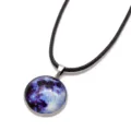 Elegante collana con ciondolo luna galassia da sogno e cordoncino nero per donna - Serie Nebulosa (N0613) / Cielo Stellato Viola