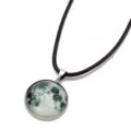 Collana con ciondolo luna galassia in acciaio inox e cordino in pelle nera - Serie Nebulosa (N0614) / Grigio Cielo Stellato