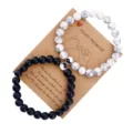Yin Yang Pärchen-Armbänder mit schwarz-weißen Perlen auf einer Pinky Promise Karte - Tai Chi Perlenstil / 2-teiliges Set Mit Displaykarte