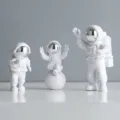 Größentabelle für kleine Astronautenfiguren mit Breiten-, Höhen- und Dickenangaben. - Kleines silbernes 3er-Set