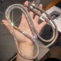 Luxuriöse Strass-Handykette mit funkelnden Kristallen in einem eleganten Langkettendesign - 48cm Verlängerter Stil (Mit Telefonplatte) / Weiß