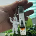 Schattige cartoon astronaut sleutelhanger met raket siliconen bandje voor tassen en auto. - Zilver