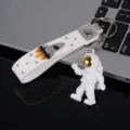 Leuke astronaut sleutelhanger met witte siliconen band en gouden visor pop hanger cadeau. - Stijl B met Band / Goud