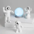 Creatieve astronaut kleine ornamenten hars beeldjes bureau decoratie cadeaus voor kinderkamer - Grote zilveren 3-delige set & blauwe maan
