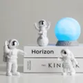 Schattige astronaut figuren met gloeiende maan lamp, creatieve bureau decoratie voor kinderkamer. - Kleine zilveren 3-delige set & blauwe maan