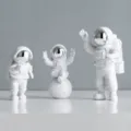 Großes silbernes Astronauten Figuren Set aus drei kreativen Raumfahrer Harz Ornamenten für Zuhause. - Großes silbernes 3er-Set