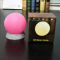 3D Maanlamp Roze 8cm Oplaadbare Nachtlamp met Kratervoet en Kleurdoos Verpakking - Roze maanlamp
