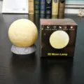 3D maanlamp met touch-bediening, LED-nachtlampje en stijlvolle geschenkdoos voor decoratie. - Gele maanlamp