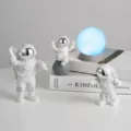 Creatieve astronaut beeldjes set met maanlamp, noordstijl desktop decoratie voor kinderkamer. - Grote prachtige zilveren 3-delige set & blauwe maan