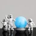Creatieve astronautenfiguurset met gloeiende maanlamp, ideaal voor bureaudecoratie in kinderkamer. - Kleine prachtige zilveren 3-delige set & blauwe maan