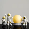 Creatieve astronauten beeldjes set met gloeiende maanlamp voor bureau decoratie in de kamer. - Kleine prachtige gouden 3-delige set & gele maan