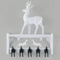 Estante de pared nordico con figura de ciervo blanco y ganchos de cola de animal negros - Estante blanco y negro + Ciervo de cola blanca blanco