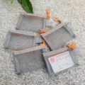 Borsa cosmetica con cerniera in rete portatile με scomparto per carte per viaggi. - Taglia S / Porta carte grigio