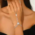 Close-up van fonkelend kristal zirkoon handketting detail, elegante vrouwen armband. - HB1873 milieuvriendelijk zilver