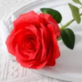 Fausse rose rouge artificielle en soie à branche unique pour décoration maison et mariage. - Rouge