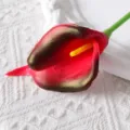 Künstliche PU Mini Calla Lilie rote Kunstblume für Hochzeit Heimdeko Fotografie Requisiten - Burgunderrot