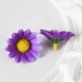 Têtes de marguerites violettes artificielles pour accessoires de coiffure DIY mariage. - Violet avec cœur jaune