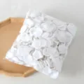 Pétales de rose artificiels blancs en sachet transparent, parfaits pour mariage et déco romantique. - Blanc pur