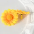 Têtes de marguerites artificielles jaunes pour accessoires de coiffure DIY et déco de mariage. - Jaune à cœur jaune