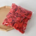 Petales de rose rouges artificiels en sachet transparent, ideal pour mariages et decoration. - Rouge Vif