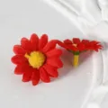 Têtes de marguerites artificielles rouges, matériel de bricolage pour accessoires et mariage. - Rouge à cœur jaune