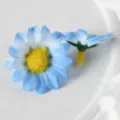 Têtes de marguerites artificielles bleues pour accessoires de cheveux et loisirs. - Bleu clair à cœur jaune
