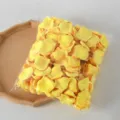 Petales de rose jaunes artificiels en sachet transparent, ideal pour deco de mariage. - Jaune